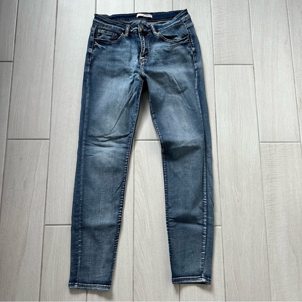 Size 11/29 Kancan medium blue denim jeans. Stretchy! Comfy!